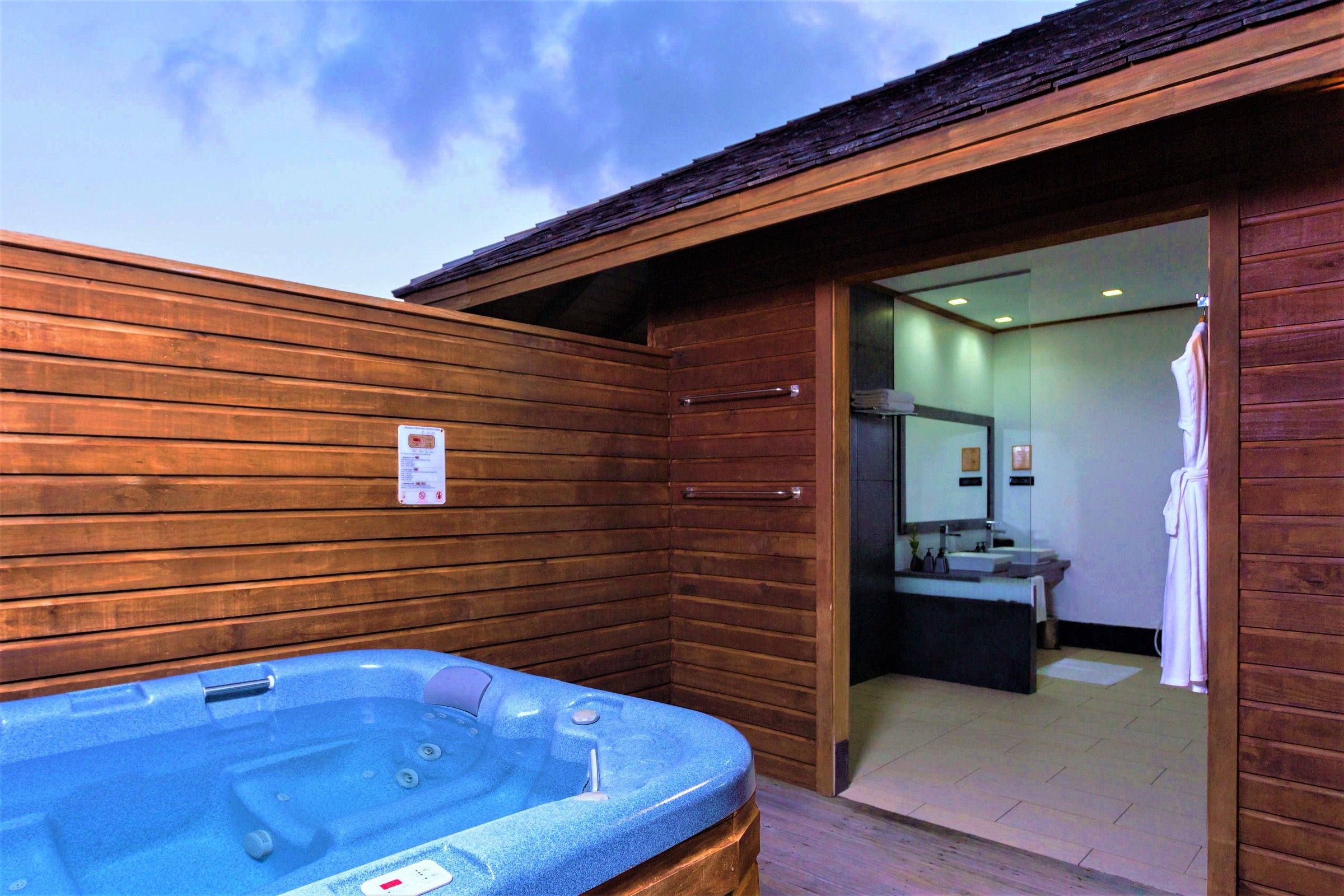Bonthi Bar at Vilamendhoo Island Resort & Spa thumbnail 6