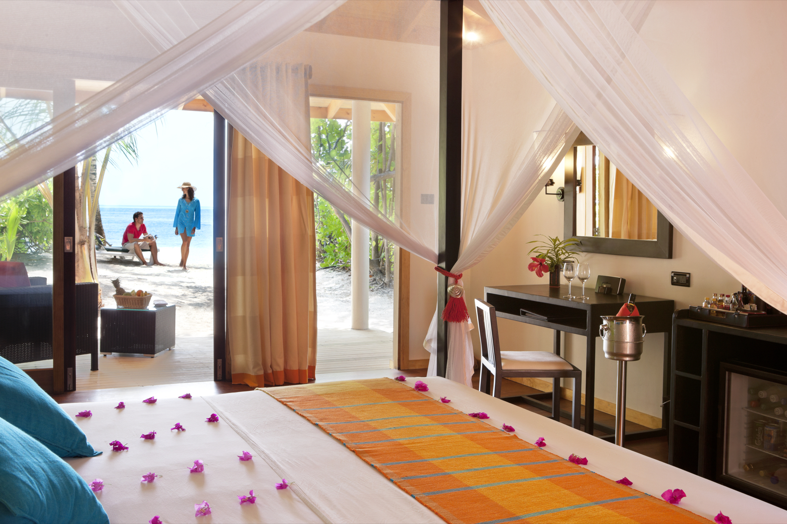 Bonthi Bar at Vilamendhoo Island Resort & Spa thumbnail 5