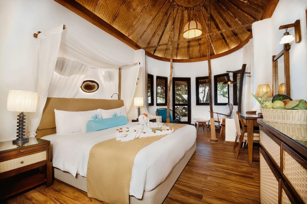 Sunset Bar at Makunudu Island thumbnail 2