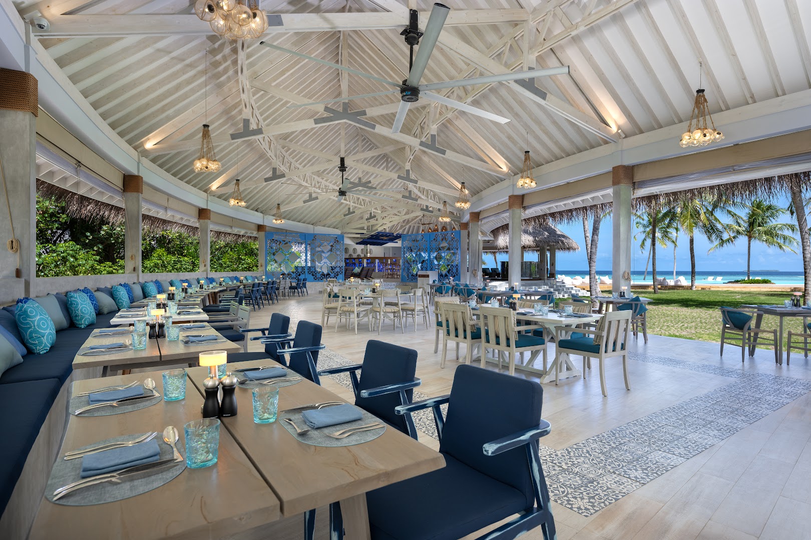 Pool Bar at Ifuru Island thumbnail 5