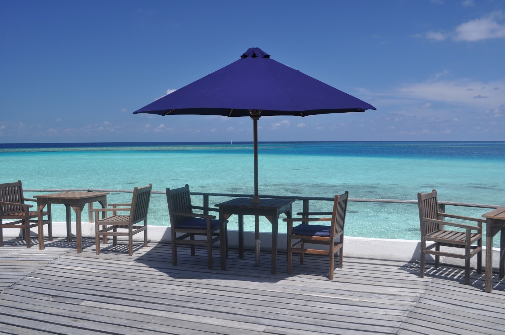 Sunset Bar at Makunudu Island thumbnail 5