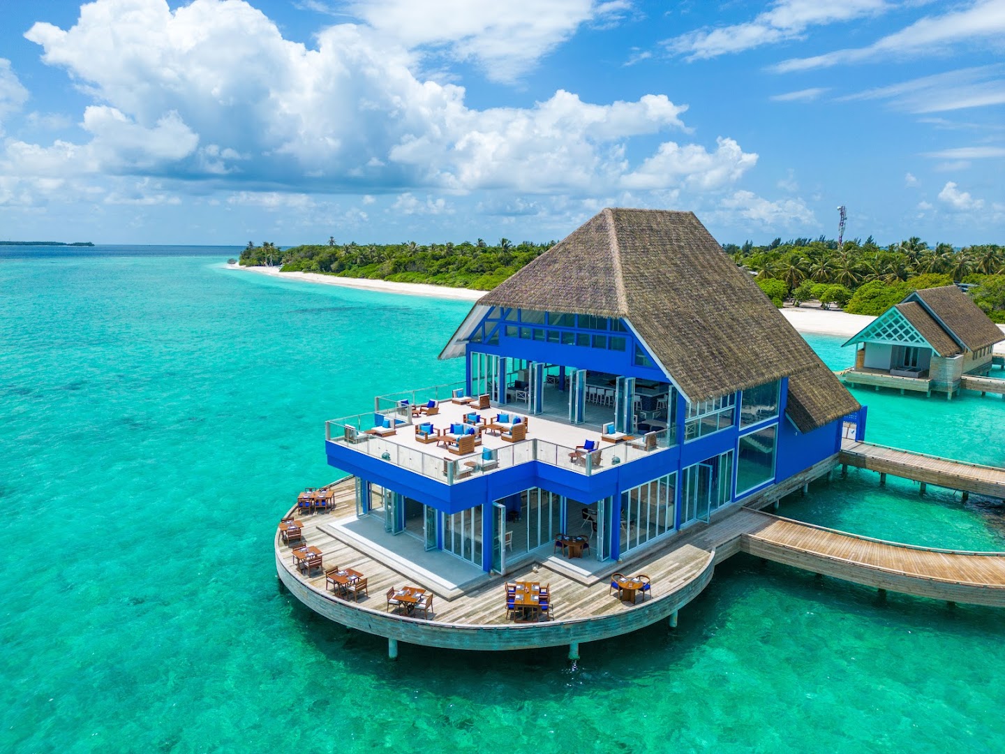 Pool Bar at Ifuru Island thumbnail 3