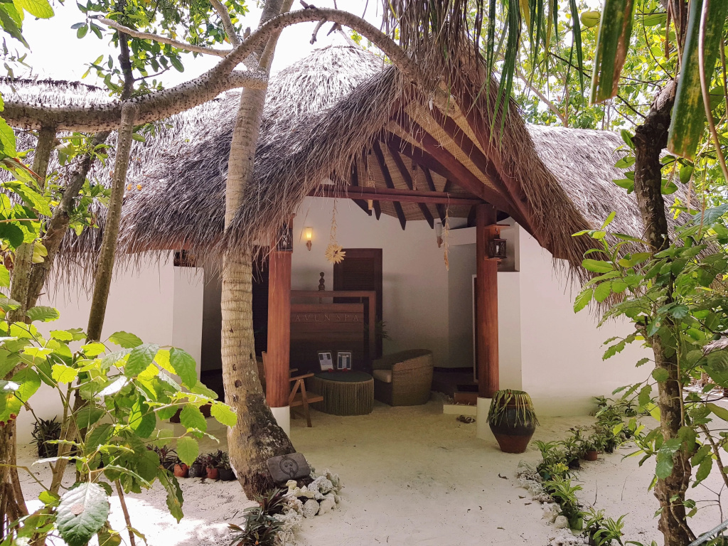 Sunset Bar at Makunudu Island thumbnail 6