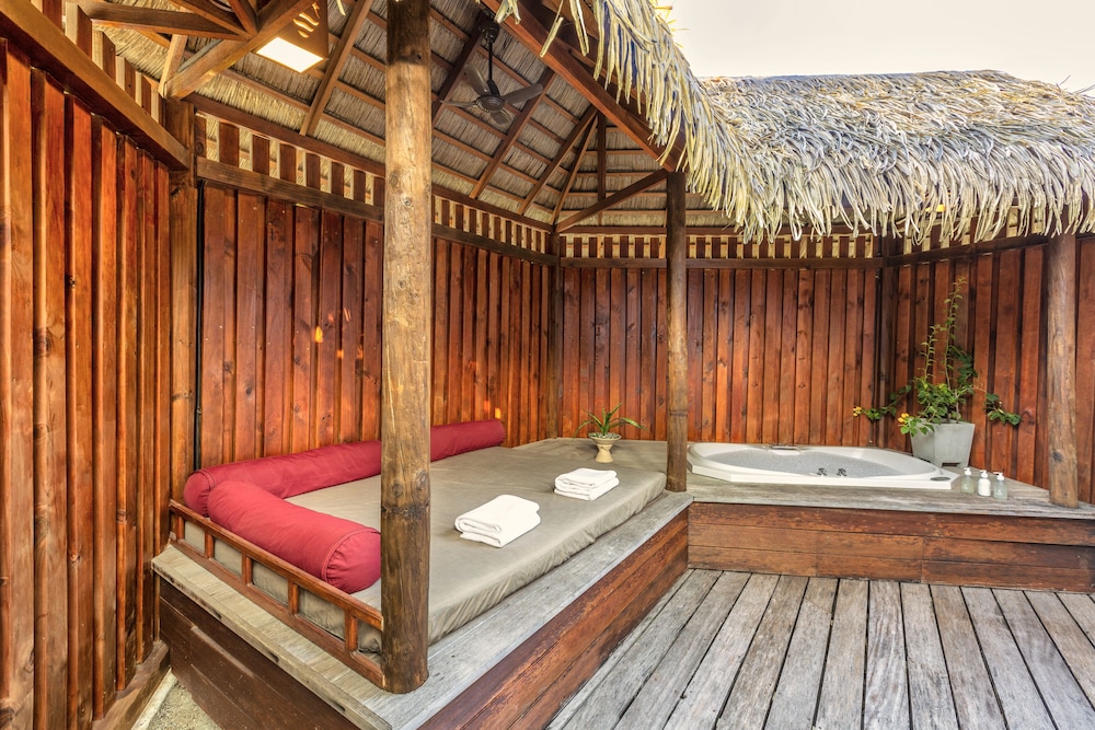 Aqua Restaurant at Komandoo Island Resort & Spa thumbnail 2