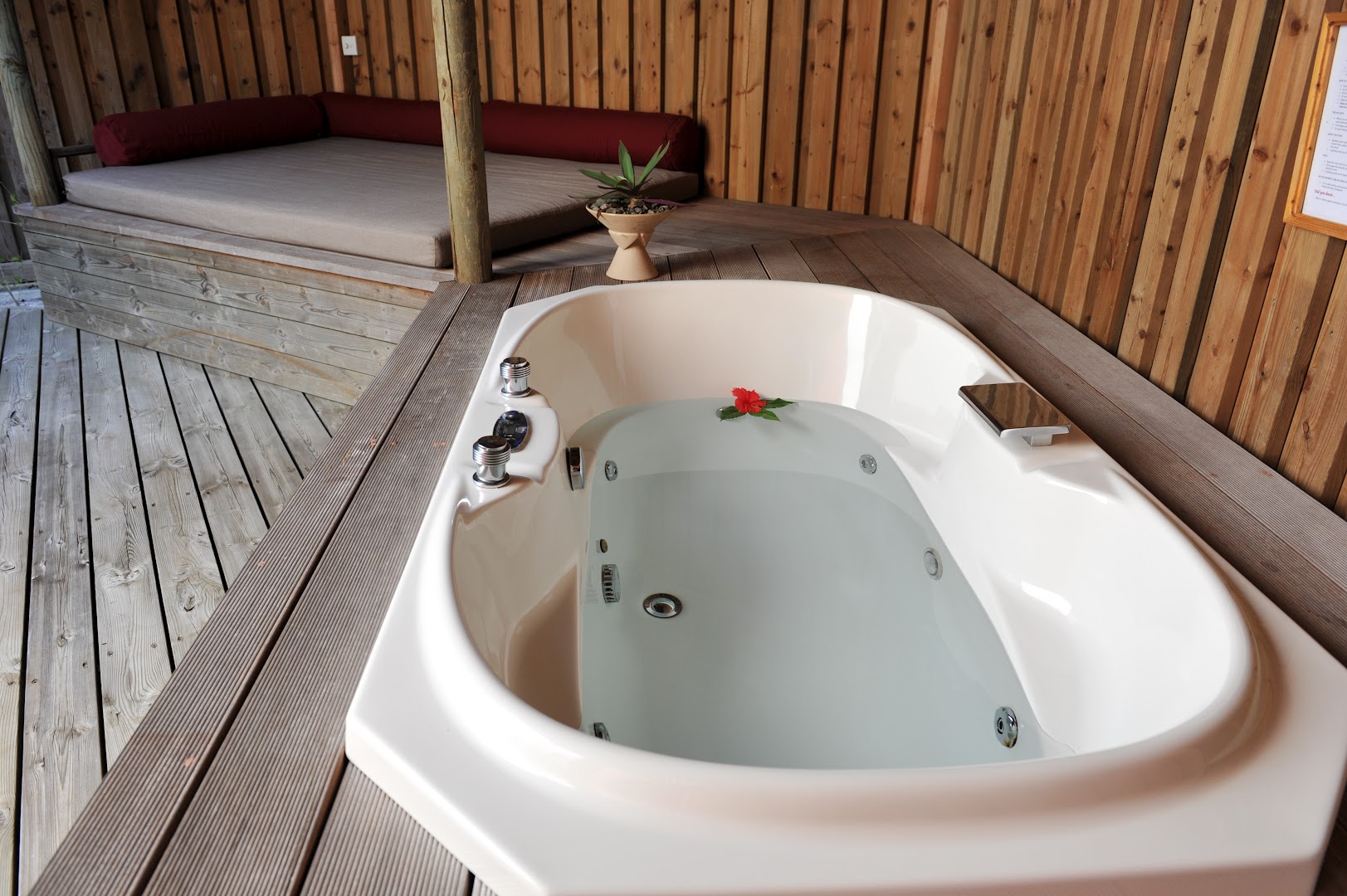 Aqua Restaurant at Komandoo Island Resort & Spa thumbnail 5