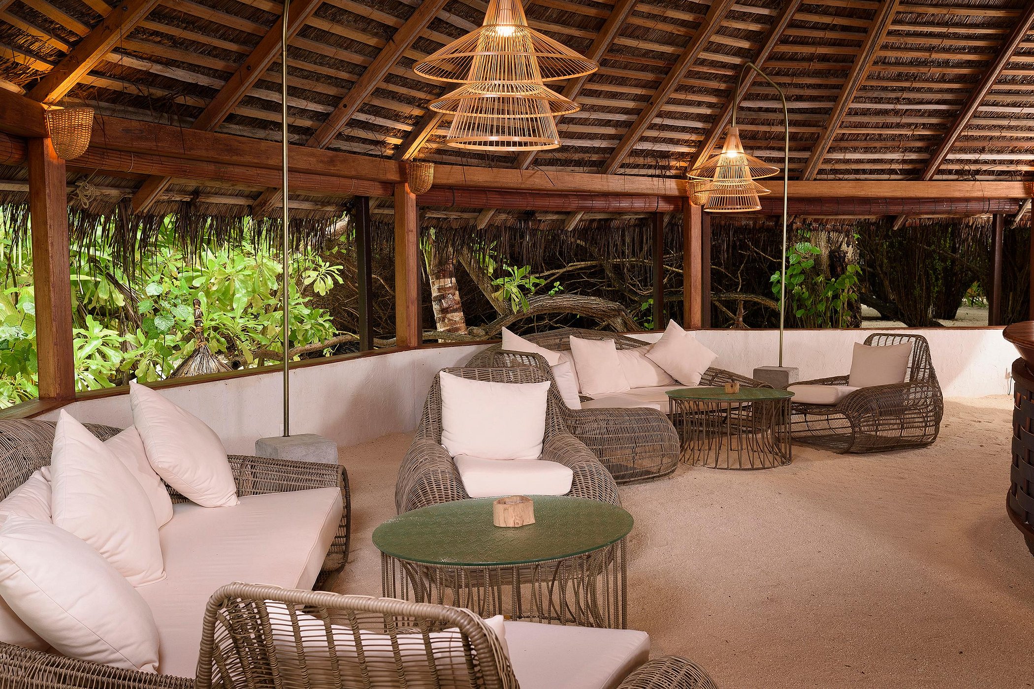 Sunset Bar at Makunudu Island thumbnail 7