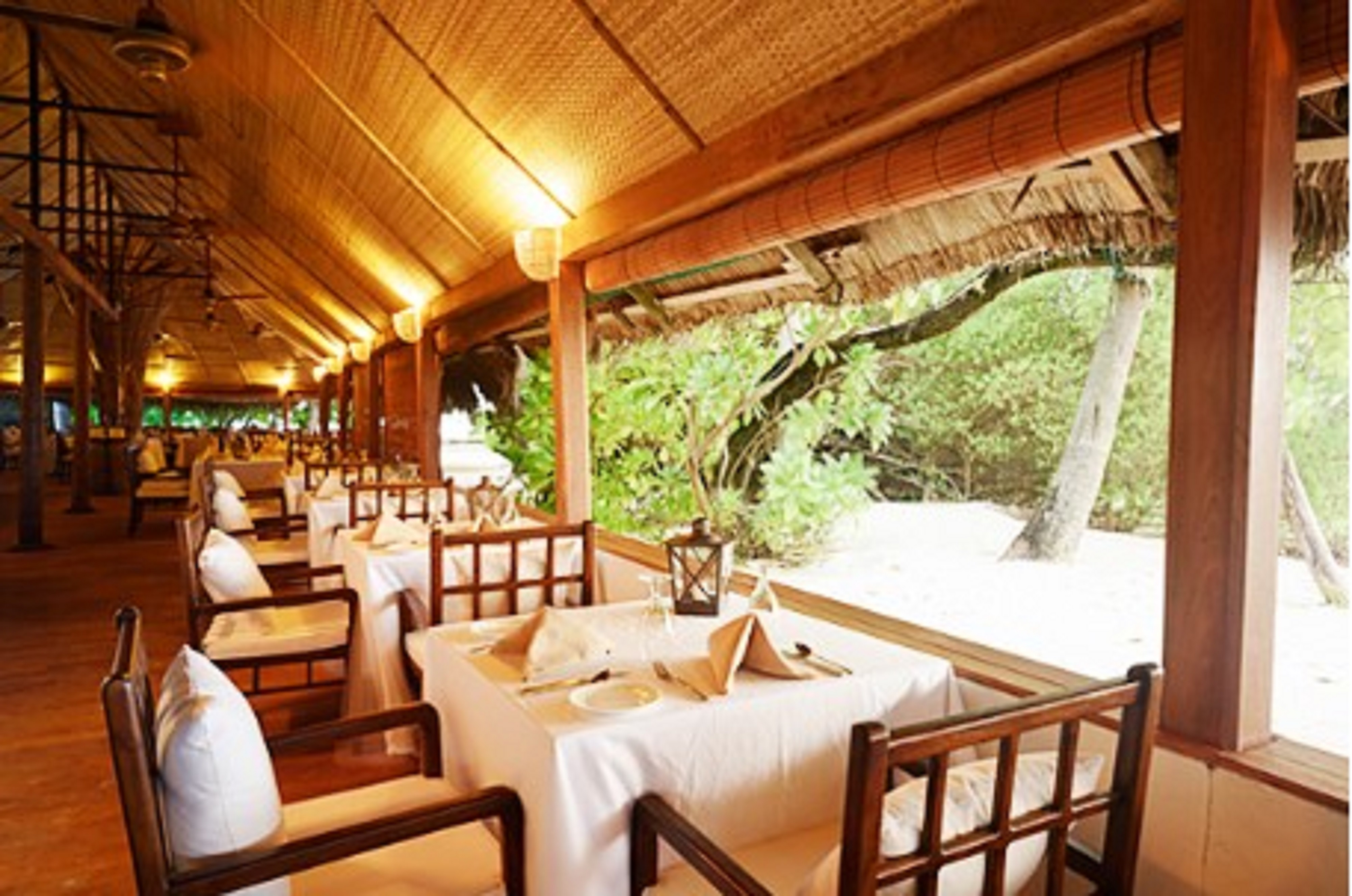 Sunset Bar at Makunudu Island thumbnail 4